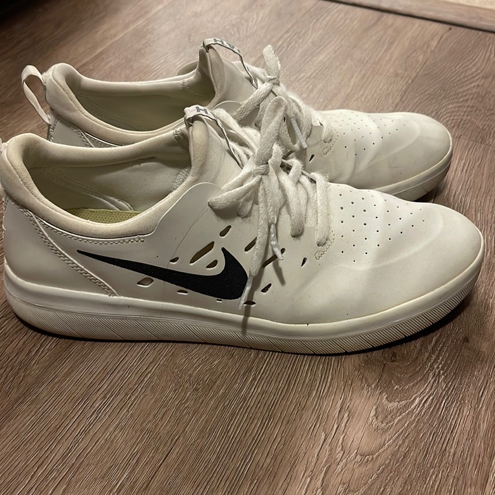 Nike nyjah 1. Worn 5 times never skated. Can be cleaned up nicely. Size 9.5